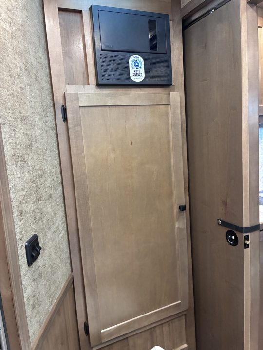 New 2027 Lakota Legacy 3H 9'LQ Horse Trailer