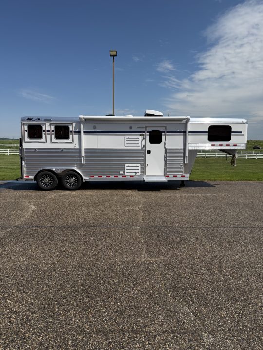 New 2027 4-Star Trailers 2H 10'LQ Horse Trailer