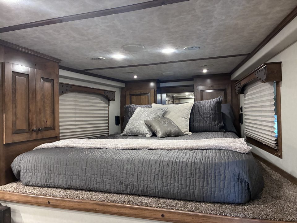 New 2027 4-Star Trailers 2H 10'LQ Horse Trailer