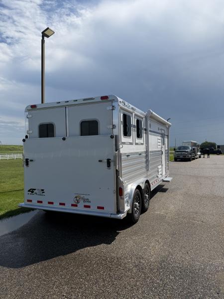 New 2027 4-Star Trailers 2H 10'LQ Horse Trailer