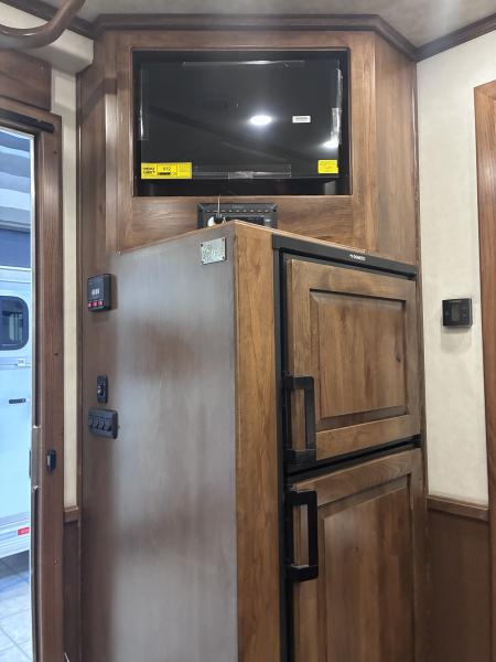 New 2027 4-Star Trailers 2H 10'LQ Horse Trailer