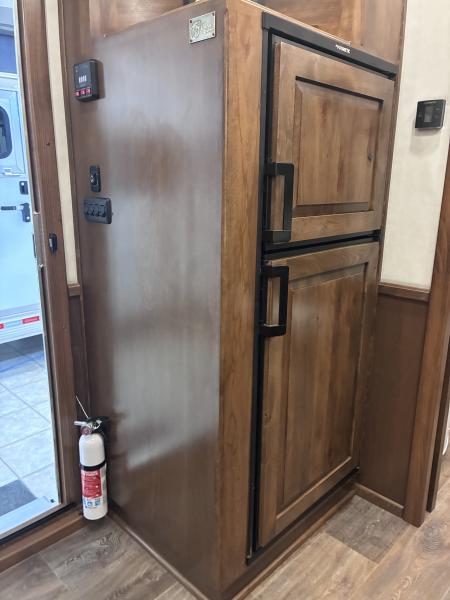 New 2027 4-Star Trailers 2H 10'LQ Horse Trailer