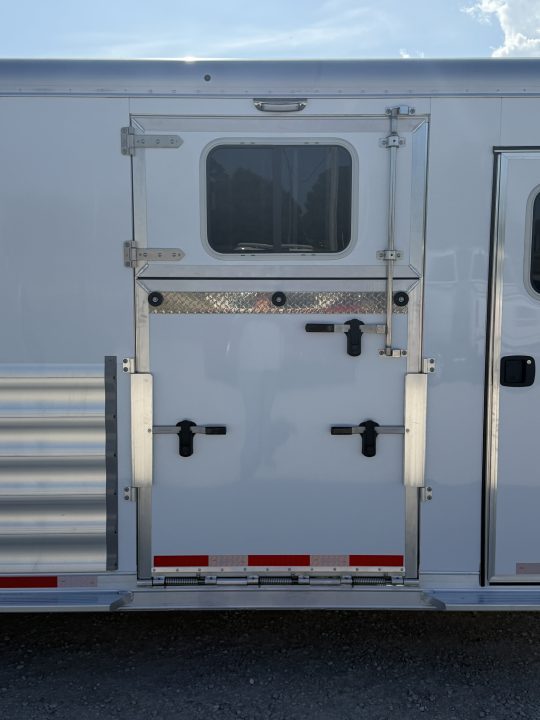 New 2026 Featherlite Trailers 2+1 Gooseneck 9500 Horse Trailer
