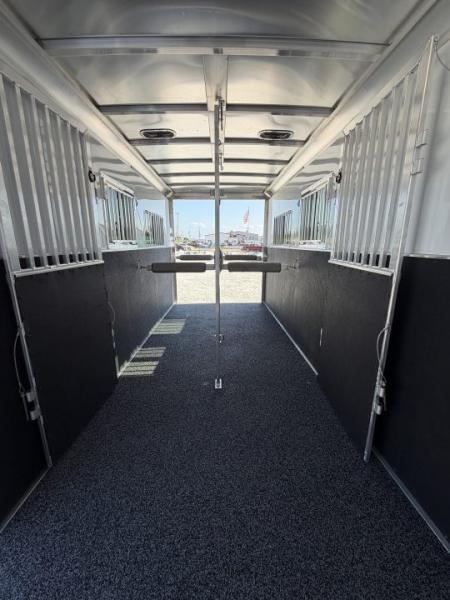 New 2026 Featherlite Trailers 2+1 Gooseneck 9500 Horse Trailer