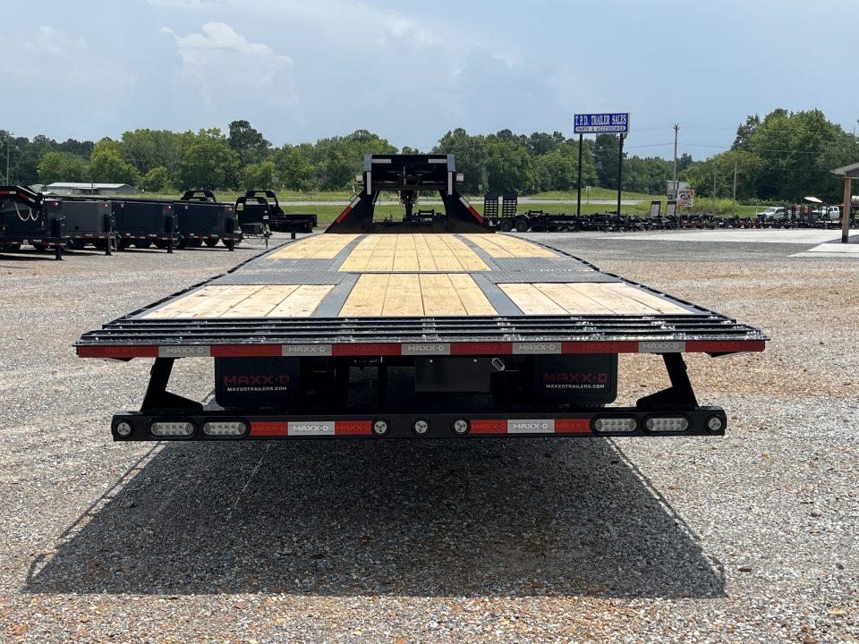 New 2027 MAXXD Hydraulic Dovetail Gooseneck Trailer | 40' x 102' 30K GVWR