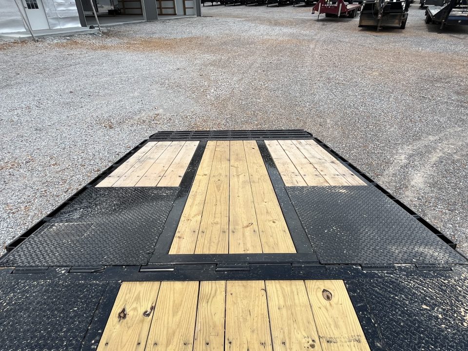 New 2027 MAXXD Hydraulic Dovetail Gooseneck Trailer | 40' x 102' 30K GVWR