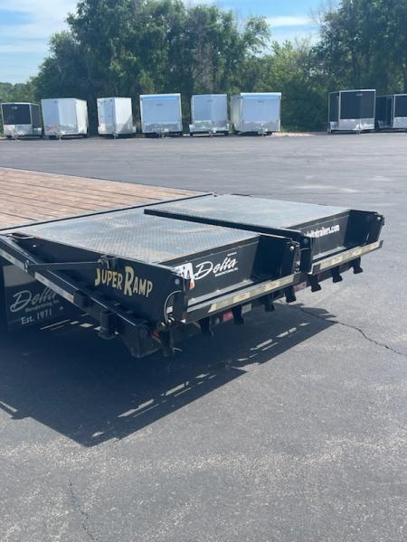 Used 2017 Delta Trailers 8.5x32 flatbed gooseneck Equipment Trailer
