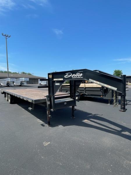 Used 2017 Delta Trailers 8.5x32 flatbed gooseneck Equipment Trailer