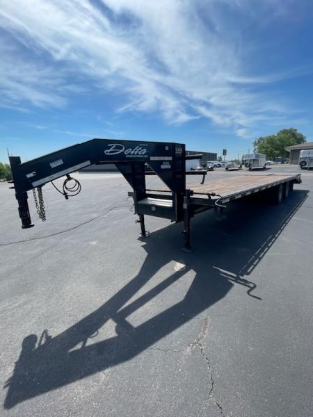 Used 2017 Delta Trailers 8.5x32 flatbed gooseneck Equipment Trailer