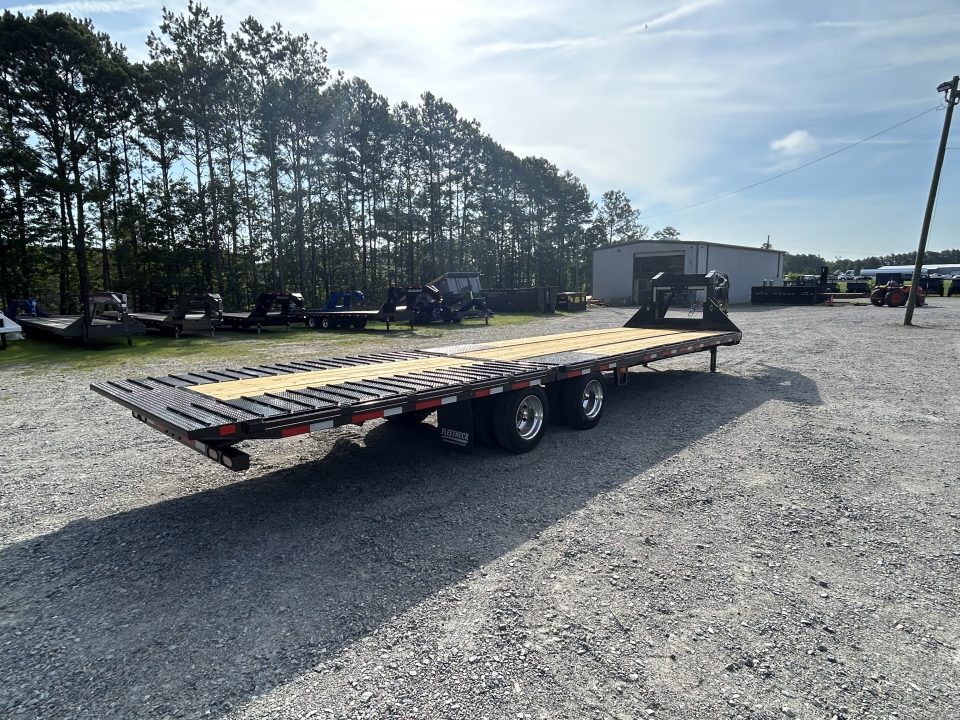 New 2026 Diamond C FMAX212 8.5x32 Hydraulic Dovetail - PACESETTER ! Disc Brakes, 12K Axles & MORE