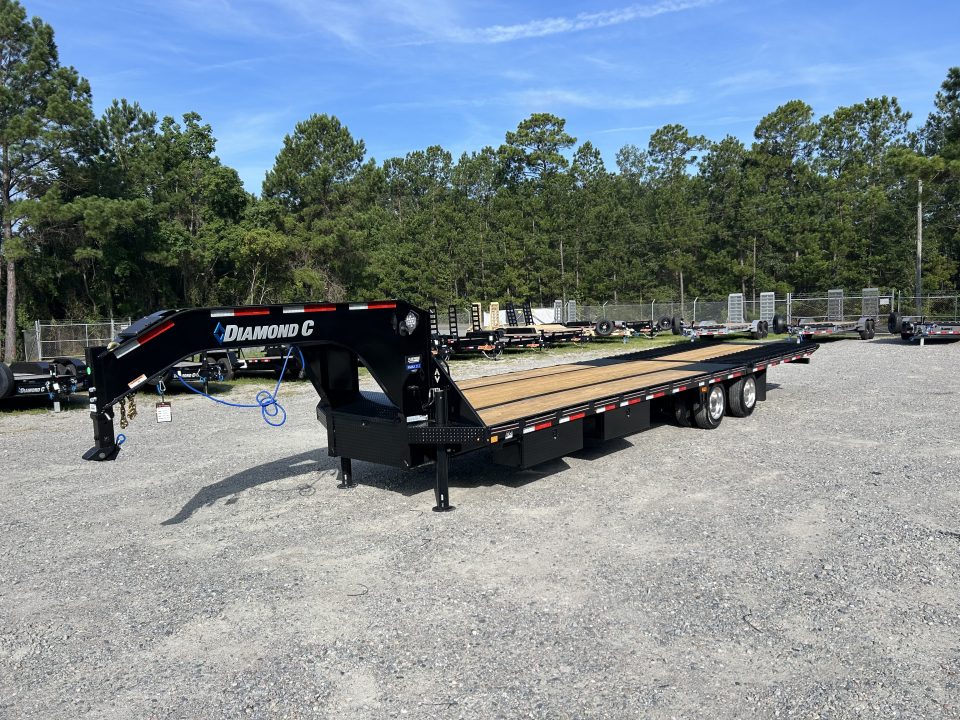 New 2026 Diamond C FMAX212 8.5x32 Hydraulic Dovetail - PACESETTER ! Disc Brakes, 12K Axles & MORE