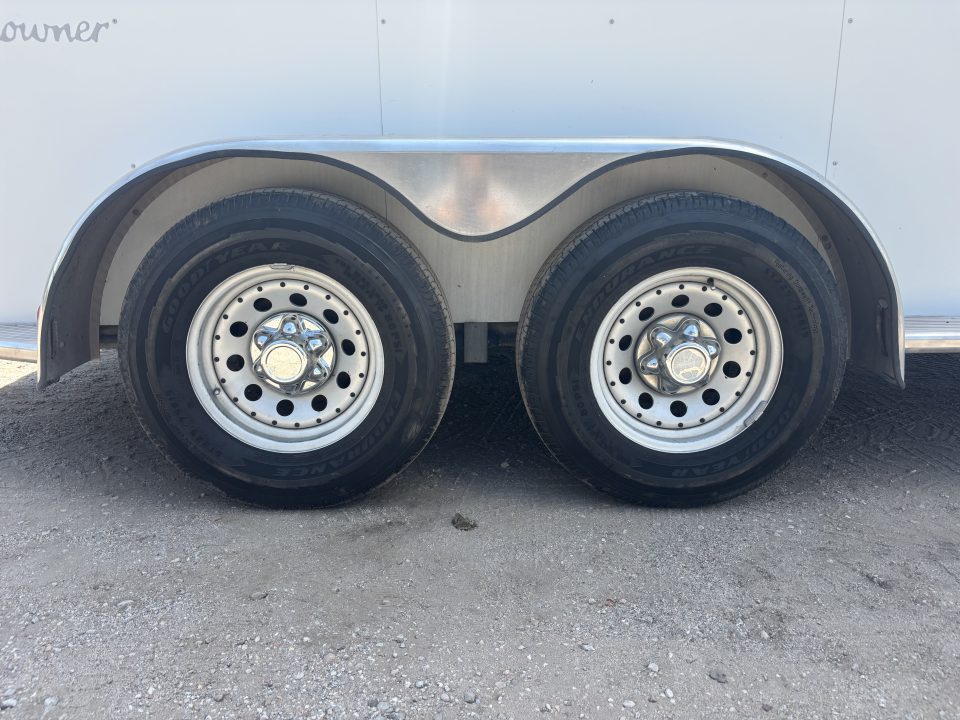 Used 2005 Sundowner 2 Horse Trailer