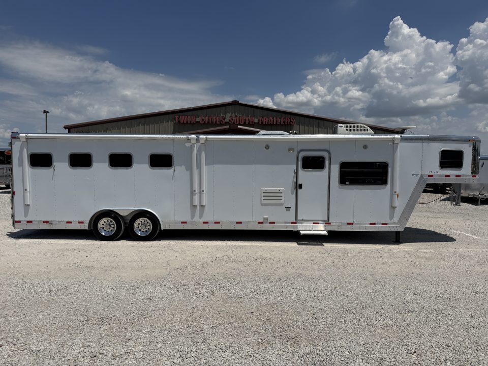Used 2005 Exiss 4 Horse Gooseneck Living Quarters Horse Trailer