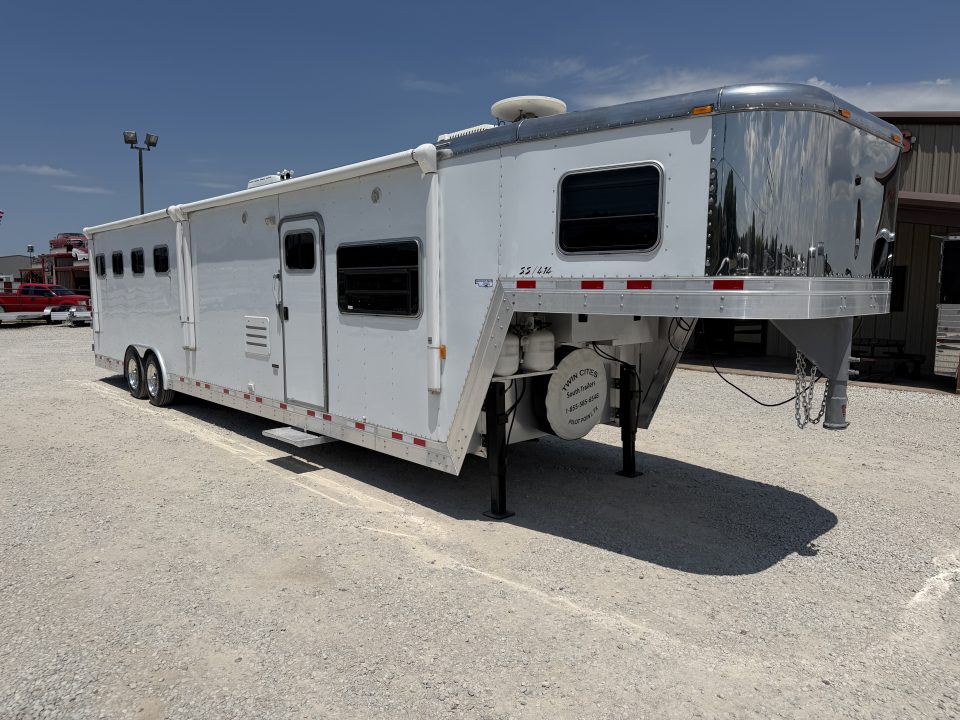 Used 2005 Exiss 4 Horse Gooseneck Living Quarters Horse Trailer