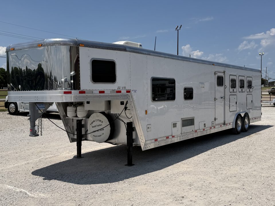 Used 2005 Exiss 4 Horse Gooseneck Living Quarters Horse Trailer