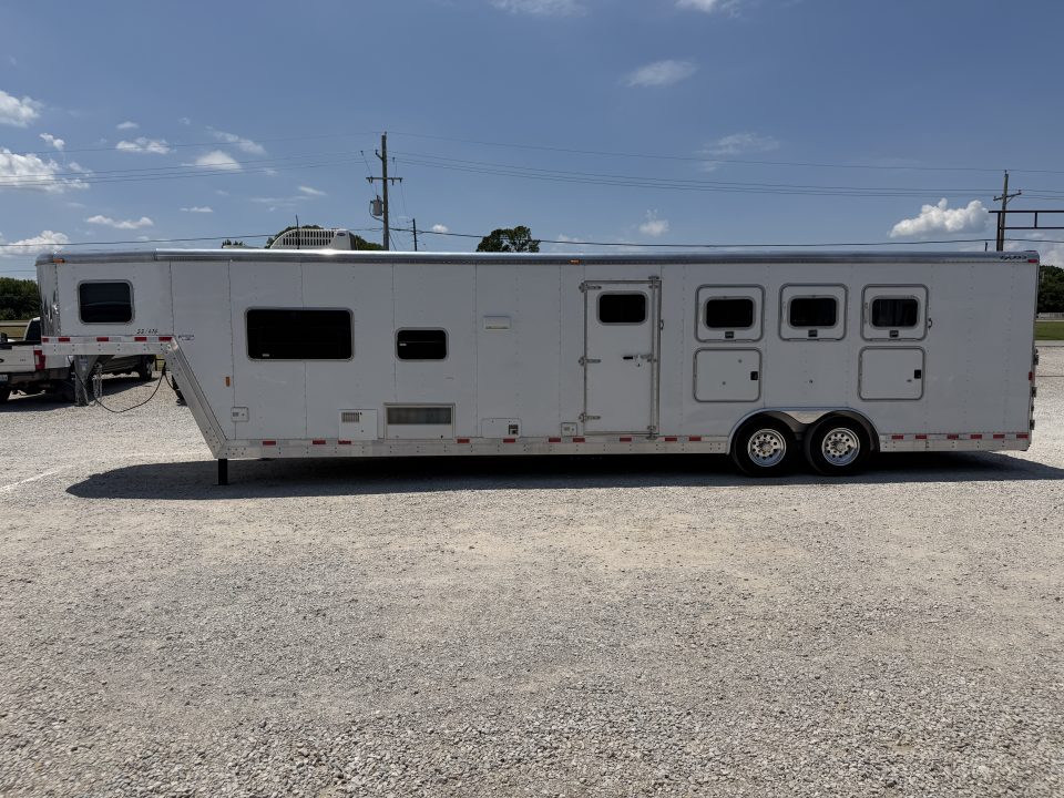 Used 2005 Exiss 4 Horse Gooseneck Living Quarters Horse Trailer