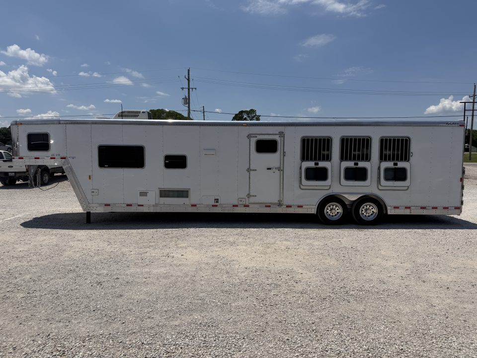Used 2005 Exiss 4 Horse Gooseneck Living Quarters Horse Trailer
