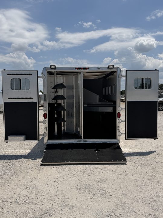 Used 2005 Exiss 4 Horse Gooseneck Living Quarters Horse Trailer