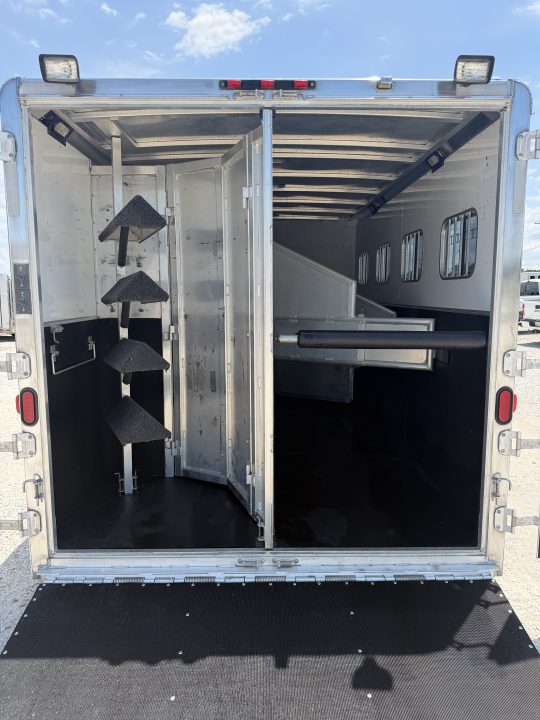 Used 2005 Exiss 4 Horse Gooseneck Living Quarters Horse Trailer