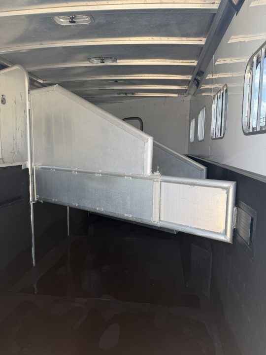 Used 2005 Exiss 4 Horse Gooseneck Living Quarters Horse Trailer