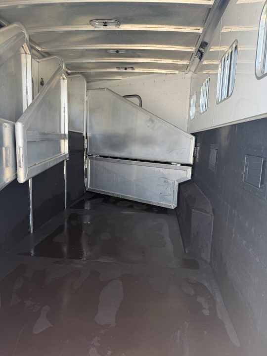 Used 2005 Exiss 4 Horse Gooseneck Living Quarters Horse Trailer