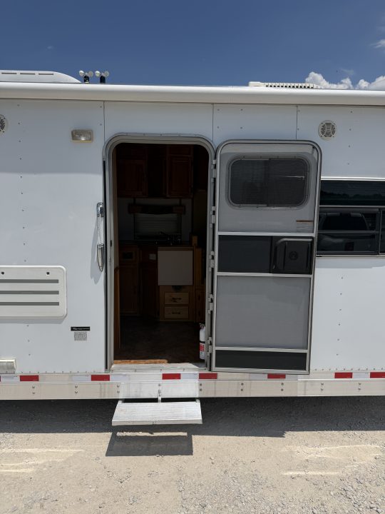 Used 2005 Exiss 4 Horse Gooseneck Living Quarters Horse Trailer