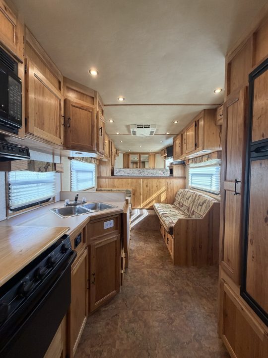 Used 2005 Exiss 4 Horse Gooseneck Living Quarters Horse Trailer