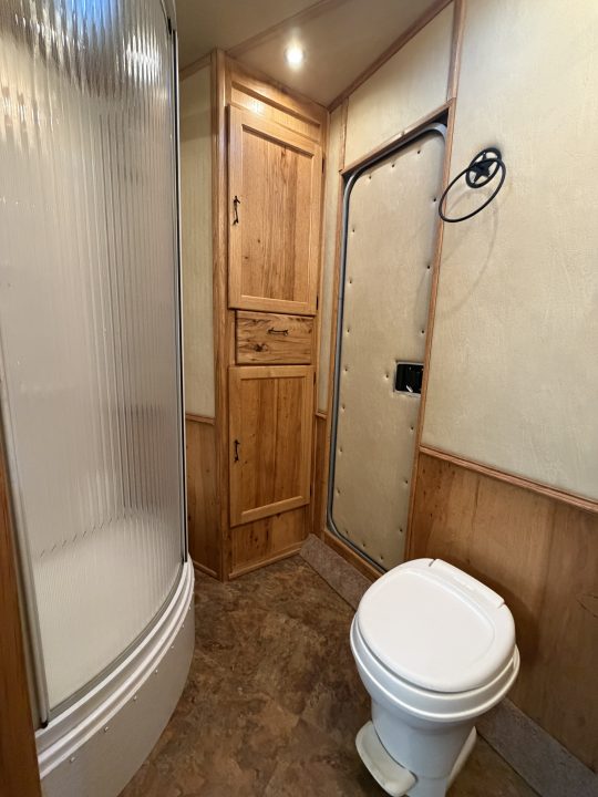 Used 2005 Exiss 4 Horse Gooseneck Living Quarters Horse Trailer