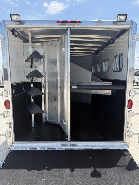 Used 2005 Exiss 4 Horse Gooseneck Living Quarters Horse Trailer