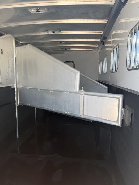 Used 2005 Exiss 4 Horse Gooseneck Living Quarters Horse Trailer