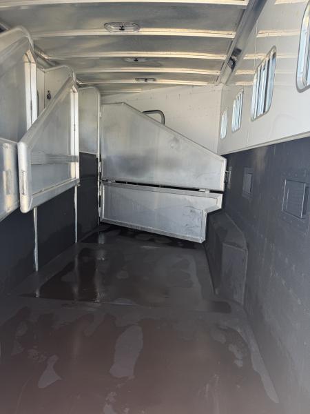 Used 2005 Exiss 4 Horse Gooseneck Living Quarters Horse Trailer