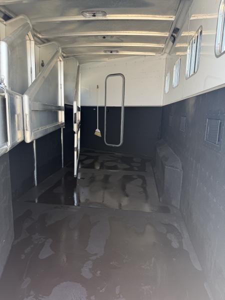 Used 2005 Exiss 4 Horse Gooseneck Living Quarters Horse Trailer