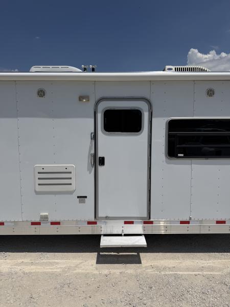 Used 2005 Exiss 4 Horse Gooseneck Living Quarters Horse Trailer
