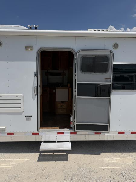 Used 2005 Exiss 4 Horse Gooseneck Living Quarters Horse Trailer