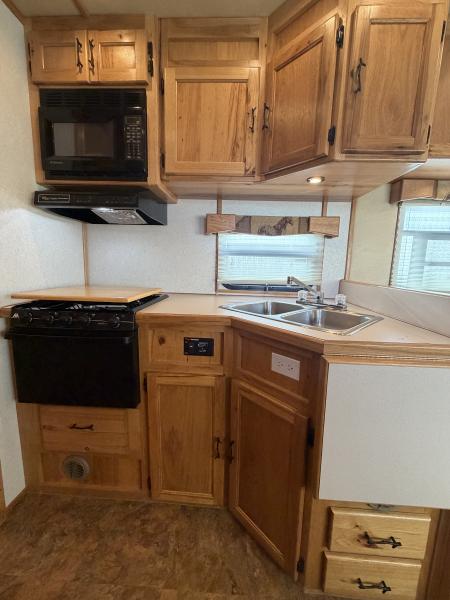 Used 2005 Exiss 4 Horse Gooseneck Living Quarters Horse Trailer