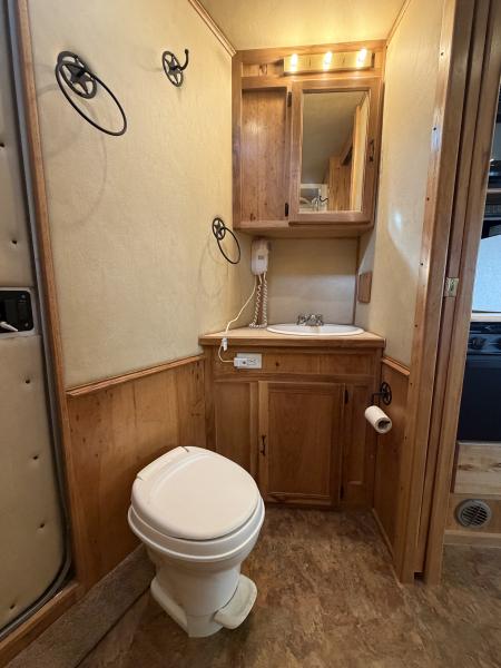 Used 2005 Exiss 4 Horse Gooseneck Living Quarters Horse Trailer