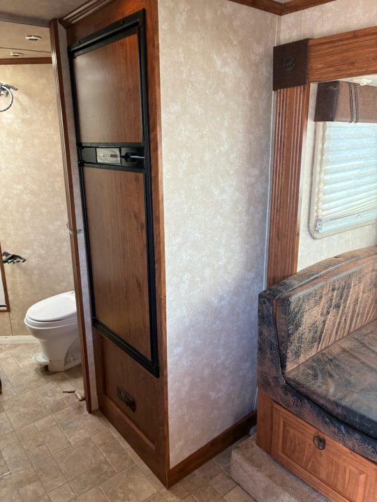 Used 2007 Circle J 4H LQ Horse Trailer