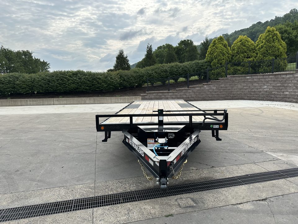 New PJ Trailers 22' Hydraulic Deckover Tilt with Scissor Lift (T8)
