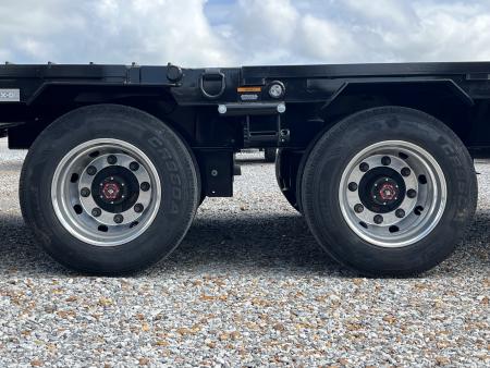 New 2027 MAXXD Hydraulic Dovetail Gooseneck Trailer | 34' x 102' 30K GVWR