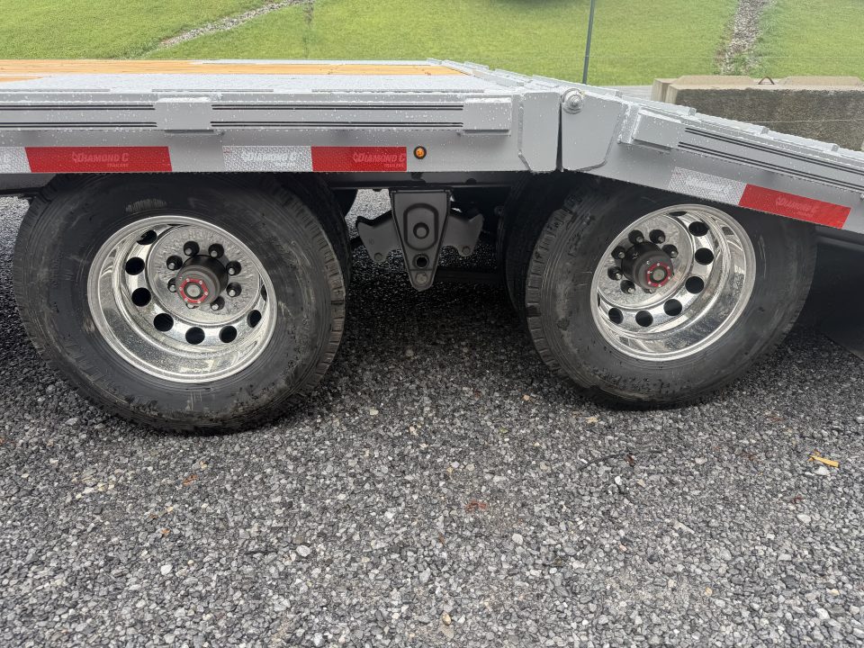 New 2026 Diamond C FMAX210 GOOSENECK TRAILER PACESETTER HYDRO JACKS & DOVE DISC BRAKES ALUMINUM OUTER RIMS