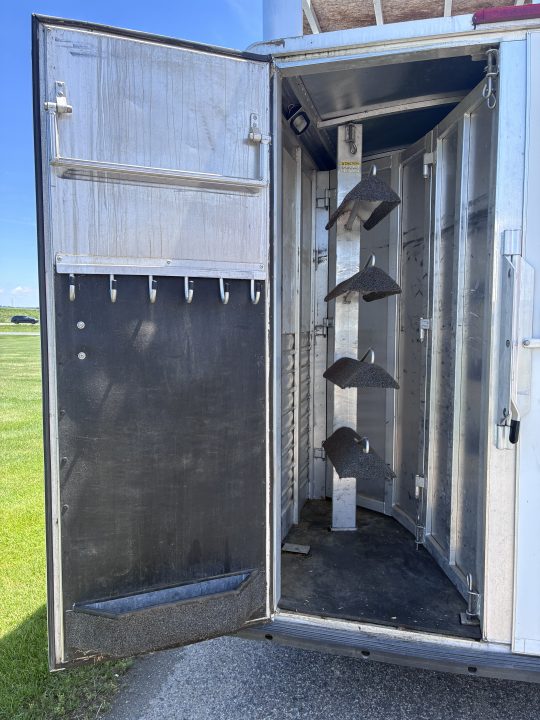 Used 2009 Cherokee 4H LQ Horse Trailer