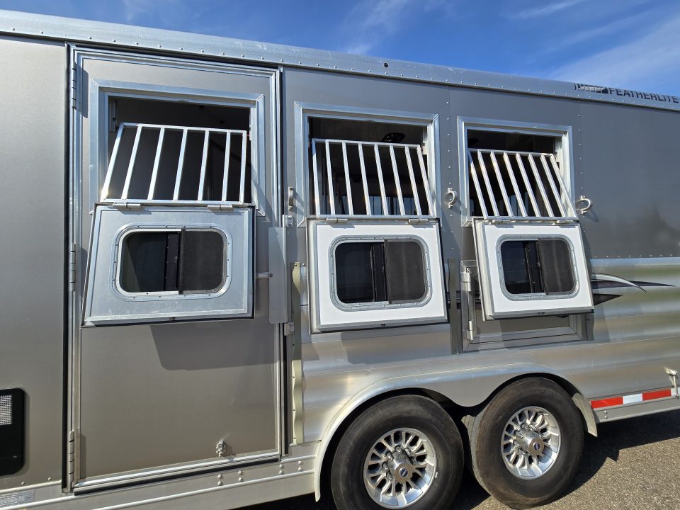Used 2017 Featherlite 9821-313B 3 Horse