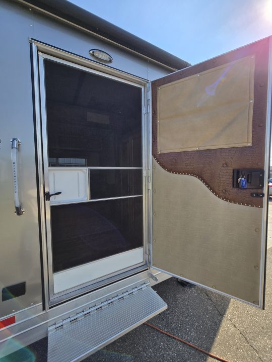 Used 2017 Featherlite 9821-313B 3 Horse