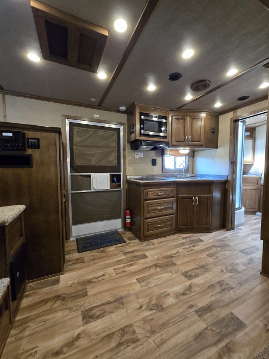Used 2017 Featherlite 9821-313B 3 Horse