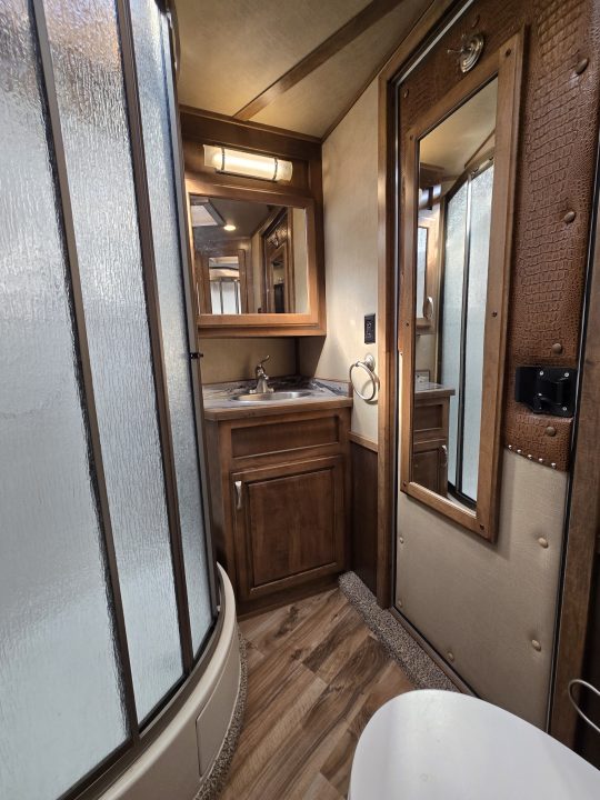 Used 2017 Featherlite 9821-313B 3 Horse