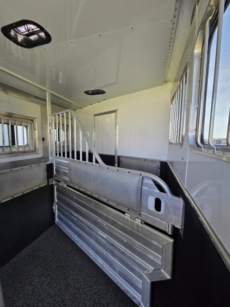 Used 2017 Featherlite 9821-313B 3 Horse