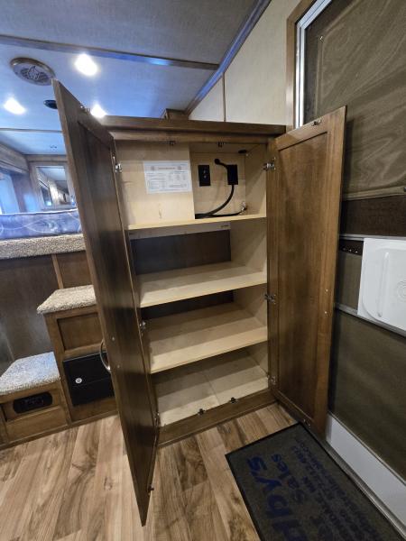 Used 2017 Featherlite 9821-313B 3 Horse