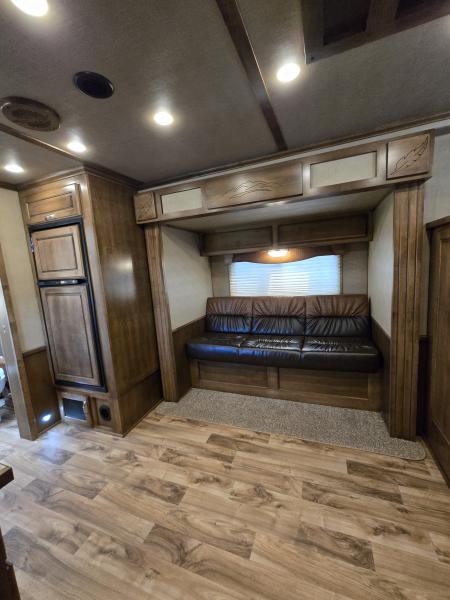 Used 2017 Featherlite 9821-313B 3 Horse
