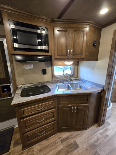 Used 2017 Featherlite 9821-313B 3 Horse