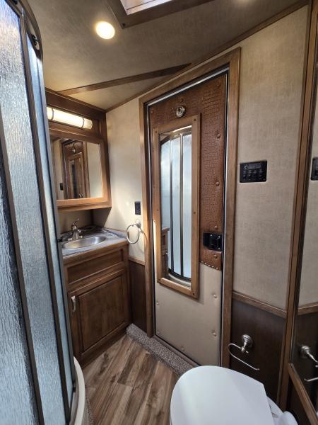 Used 2017 Featherlite 9821-313B 3 Horse